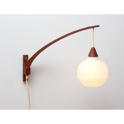 Vintage Wandleuchte Bumerang aus Teakholz und Opalglas, 1960er Jahre