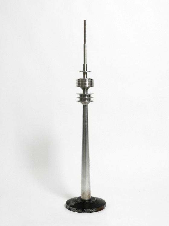 Image 1 of Schwerer, riesiger, maßstabsgetreuer Münchener Olympiaturm aus den 1975er Jahren aus Aluminium und Eisenbasis | 89Cm Höhe