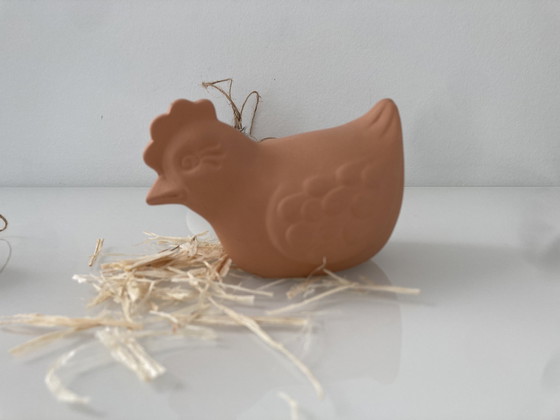 Image 1 of Festliches Oster-Terrakotta-Huhn
