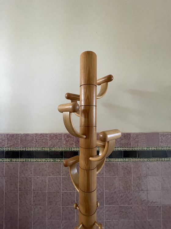 Image 1 of Vintage Garderobenständer aus hellem Eschenholz mit Sockel aus Travertin.