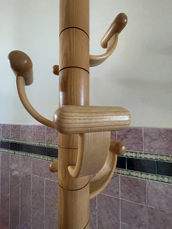 Image 1 of Vintage Garderobenständer aus hellem Eschenholz mit Sockel aus Travertin.