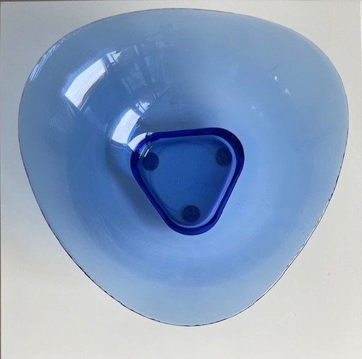 Hellblaue Glasschale in Dreiecksform