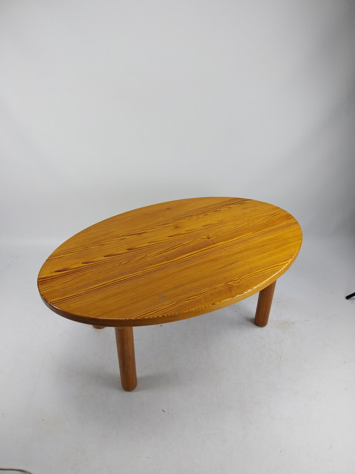 Schwerer Couchtisch aus Kiefernholz. 1970er Jahre