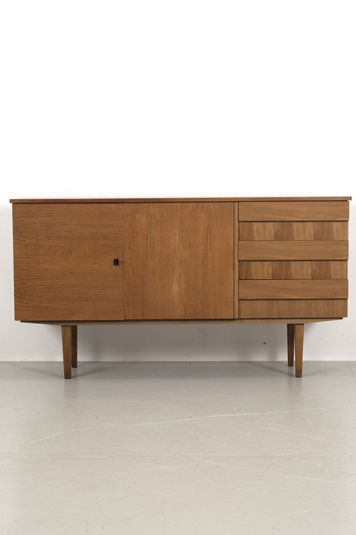 Knappes deutsches Sideboard
