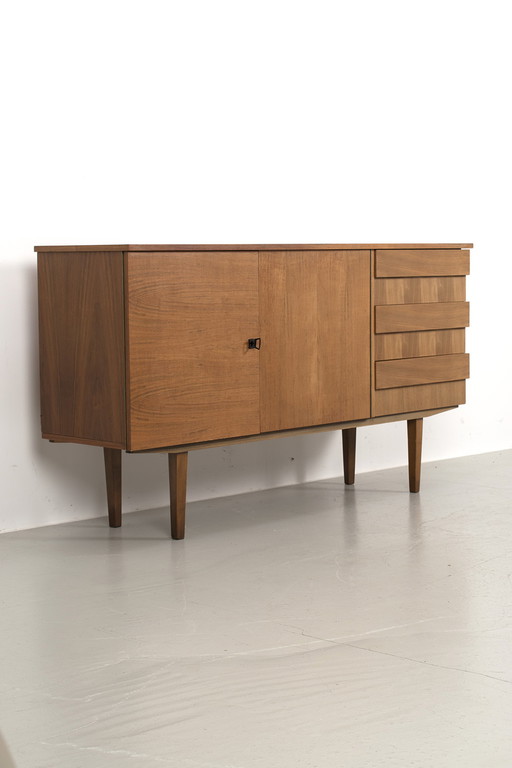 Knappes deutsches Sideboard