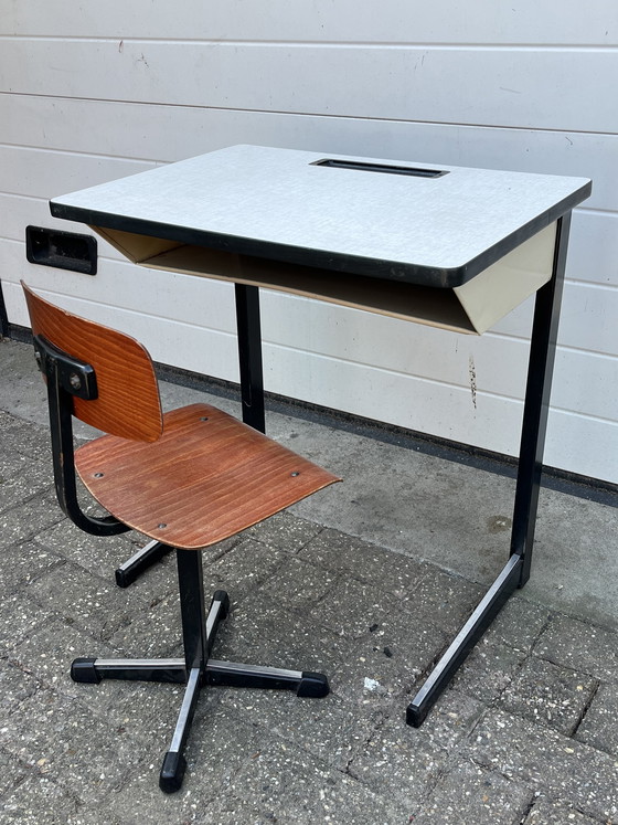Image 1 of Industrieller Schulschreibtisch und Stuhl im Vintage-Stil