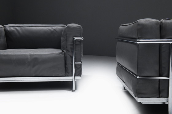 Image 1 of Satz (2) Lc 3 in grauem Leder von Le Corbusier, Jeanneret & Perriand für Cassina