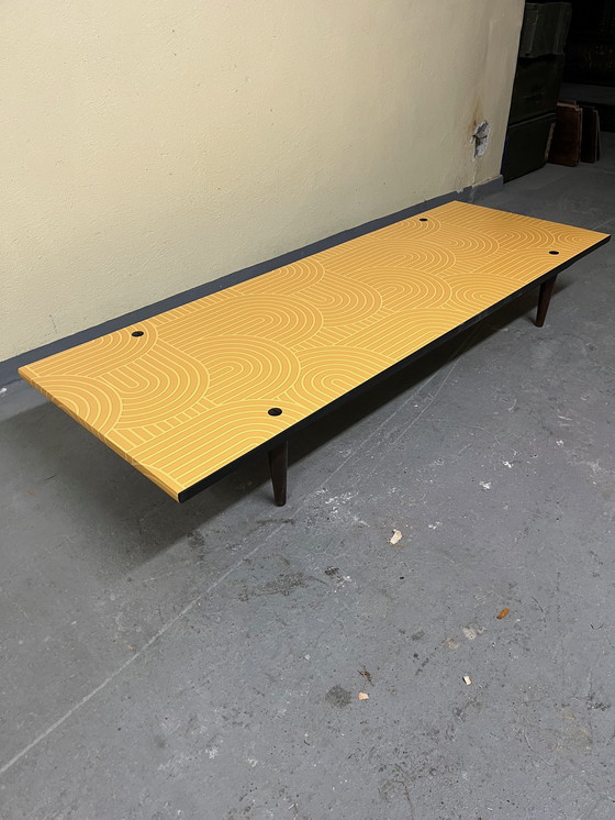 Image 1 of Niedriger gelber Vintage Couchtisch