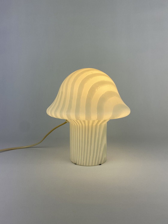 Image 1 of 1 von 6 Zebra gestreiftes Glas Peill und Putzler Pilz Tischlampe 1970