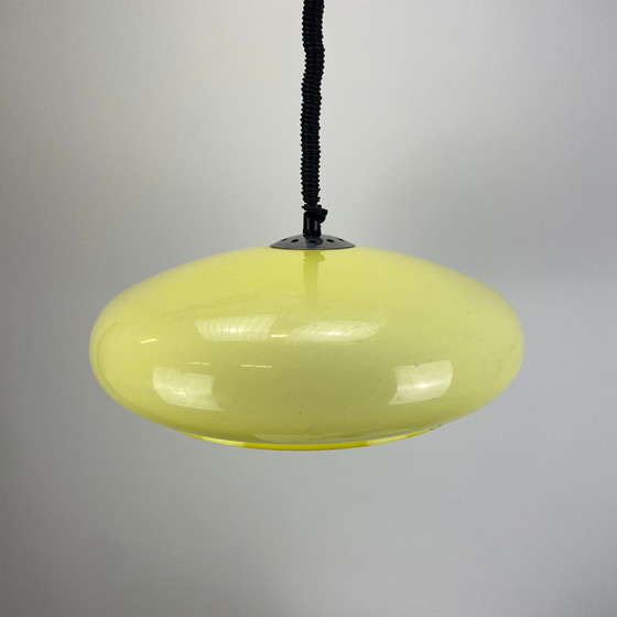 Image 1 of Plexiglas Gelbe Ufo-förmige Pendelleuchte 1970