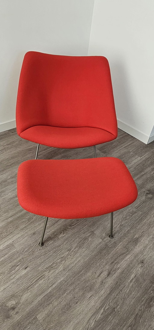Artifort Oyster F157 mit passendem Ottoman