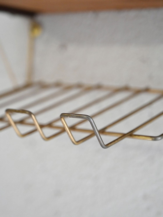 Image 1 of Skandinavischer Wandnachttisch im Vintage-Stil mit Teakholzplatte und goldenem Metallrahmen