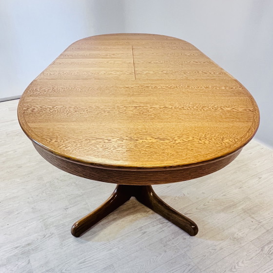 Image 1 of Ellipsenförmiger Esstisch