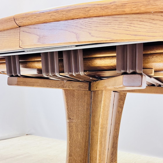 Image 1 of Ellipsenförmiger Esstisch