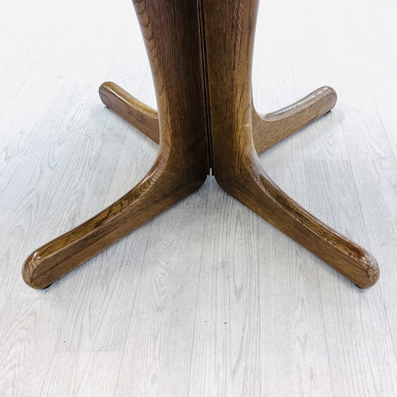 Image 1 of Ellipsenförmiger Esstisch