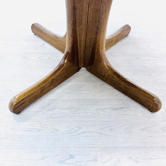 Image 1 of Ellipsenförmiger Esstisch