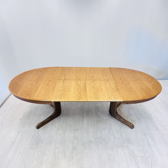 Image 1 of Ellipsenförmiger Esstisch