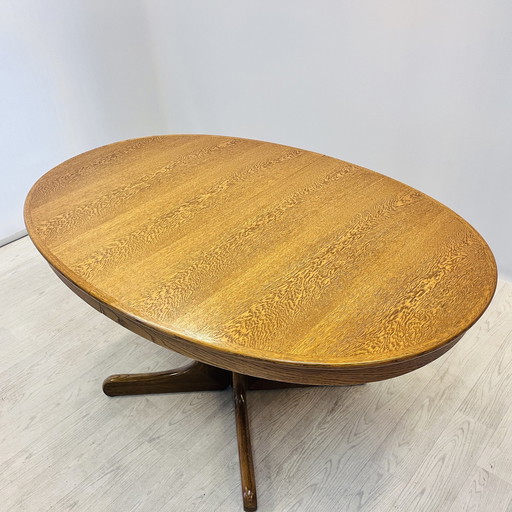 Ellipsenförmiger Esstisch