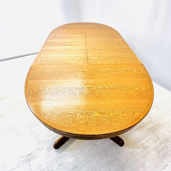 Image 1 of Ellipsenförmiger Esstisch