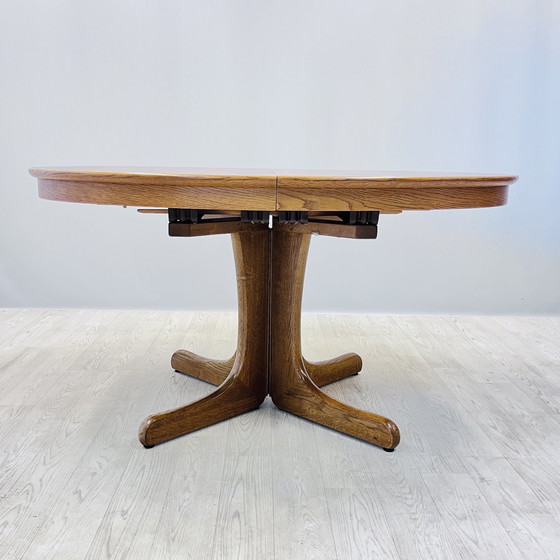 Image 1 of Ellipsenförmiger Esstisch