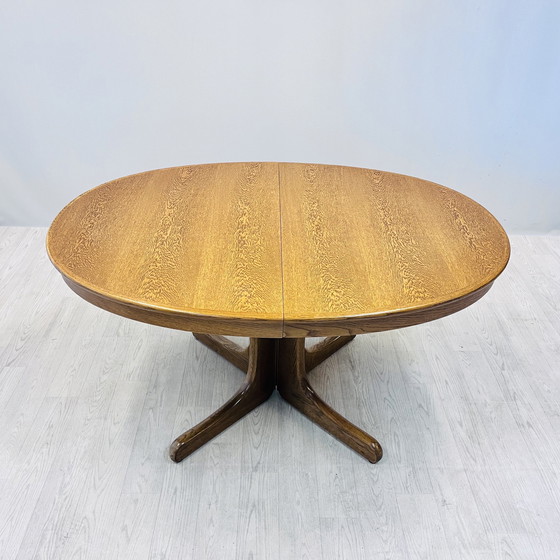 Image 1 of Ellipsenförmiger Esstisch