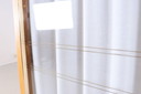 Kleiderschrank mit Vorhängen
