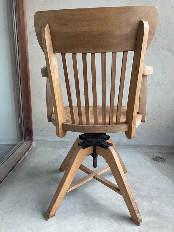 Image 1 of Vintage Drehstuhl aus Holz
