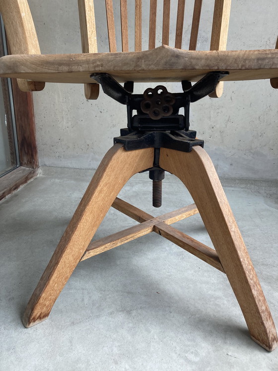 Image 1 of Vintage Drehstuhl aus Holz