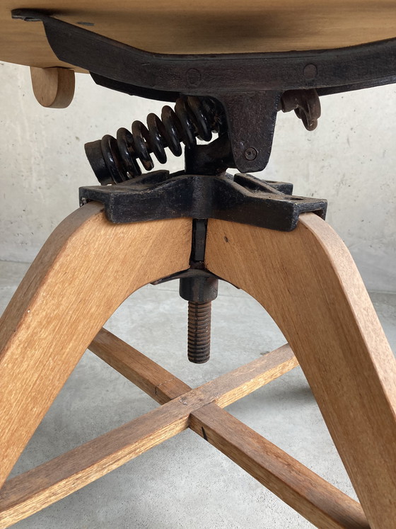 Image 1 of Vintage Drehstuhl aus Holz