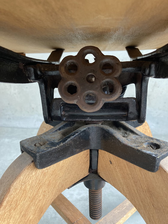 Image 1 of Vintage Drehstuhl aus Holz