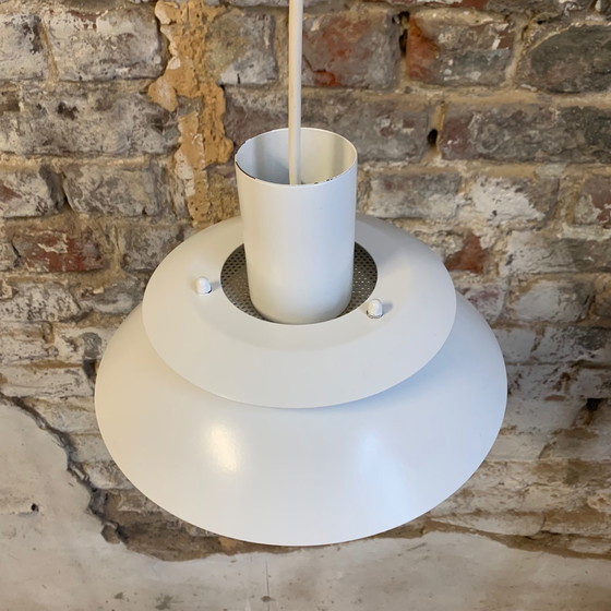 Image 1 of Kleine weiße Nordlux-Pendelleuchte mit mehreren Schirmen, Dänemark, 60er Jahre Design-80er Jahre