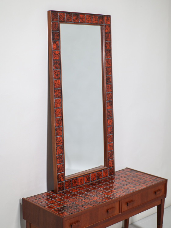 Image 1 of Nackenset Bank mit Spiegel Dänisch Vintage Teak Rot Kacheln
