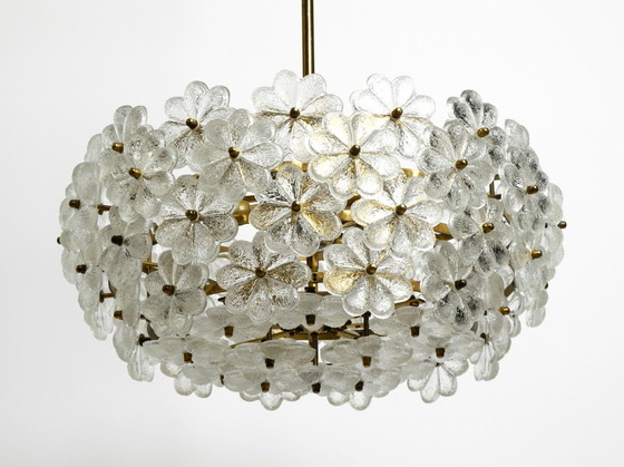 Image 1 of Sehr seltene große schwere 1970er Messing Kristallglas Blume Deckenleuchte von Ernst Palme in sehr gutem Originalzustand