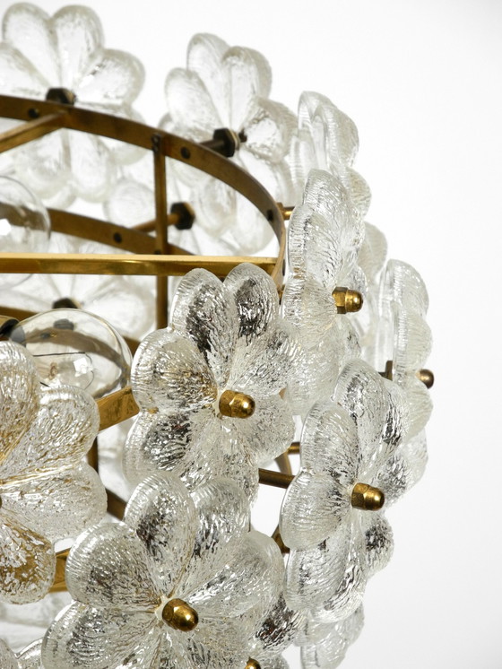Image 1 of Sehr seltene große schwere 1970er Messing Kristallglas Blume Deckenleuchte von Ernst Palme in sehr gutem Originalzustand
