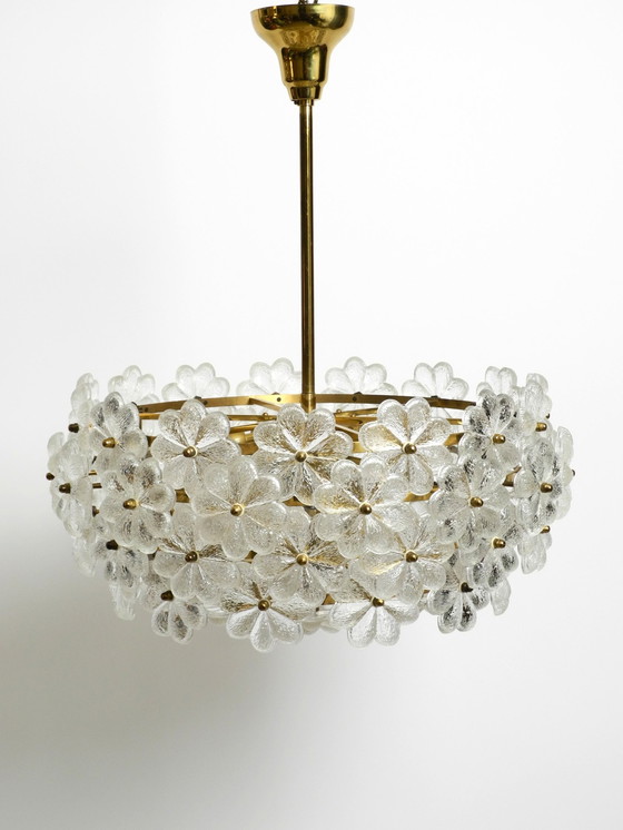 Image 1 of Sehr seltene große schwere 1970er Messing Kristallglas Blume Deckenleuchte von Ernst Palme in sehr gutem Originalzustand