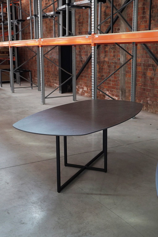 EINHEIT 14 / Esstisch aus Keramik 