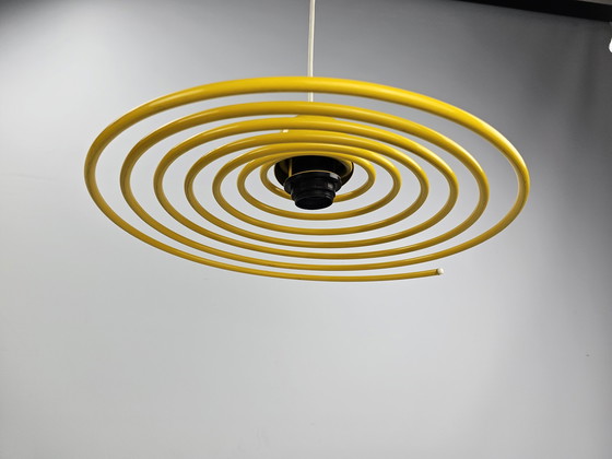 Image 1 of Spiralförmige Metalllampe gelb aus Italien