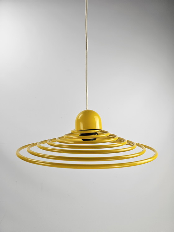 Image 1 of Spiralförmige Metalllampe gelb aus Italien