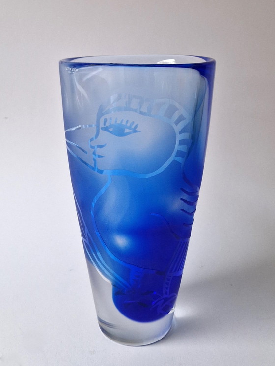 Image 1 of Kosta Boda - Vase "Tanzendes Blau" von Ulrica Hydman-Vallien - signiert