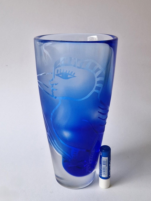 Kosta Boda - Vase "Tanzendes Blau" von Ulrica Hydman-Vallien - signiert