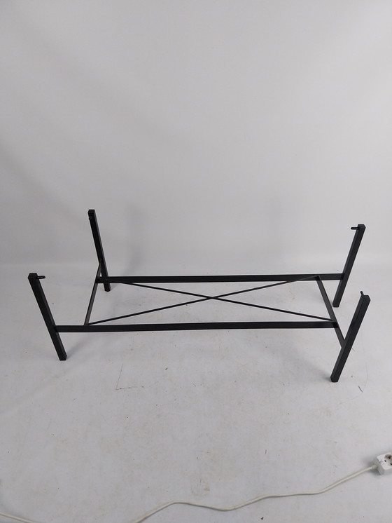 Image 1 of Couchtisch aus Metall und Glas mit Weidenkorb aus den 1970er Jahren.