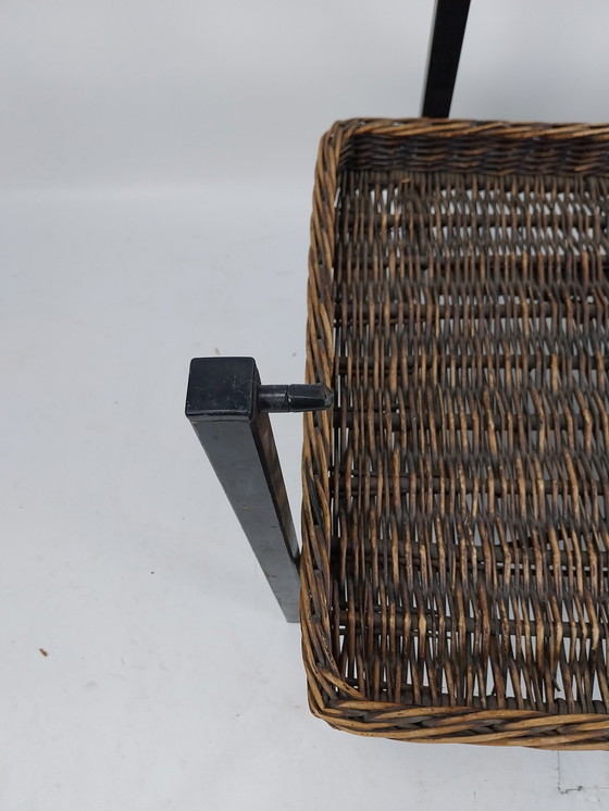 Image 1 of Couchtisch aus Metall und Glas mit Weidenkorb aus den 1970er Jahren.