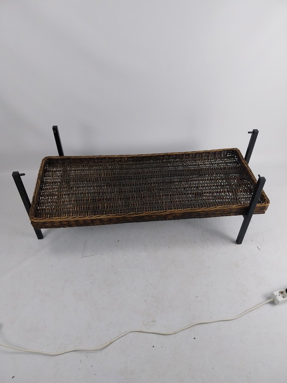 Image 1 of Couchtisch aus Metall und Glas mit Weidenkorb aus den 1970er Jahren.