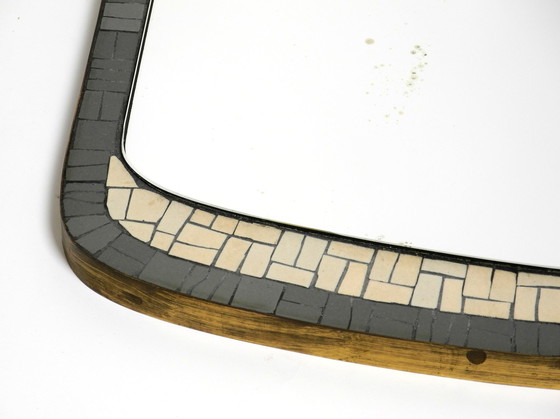 Image 1 of Schöne Mid Century Modern Mosaik Wandspiegel mit schweren Messingrahmen von Münchner Zierspiegel