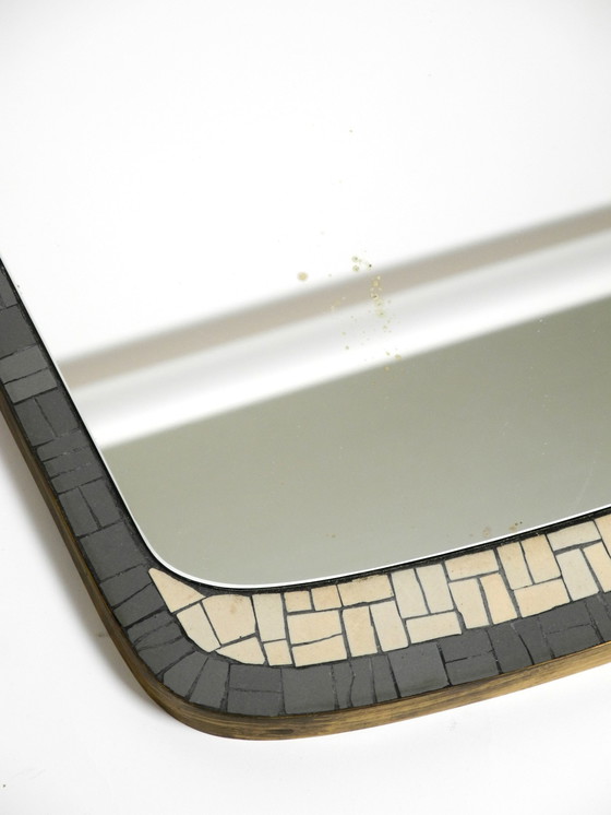 Image 1 of Schöne Mid Century Modern Mosaik Wandspiegel mit schweren Messingrahmen von Münchner Zierspiegel