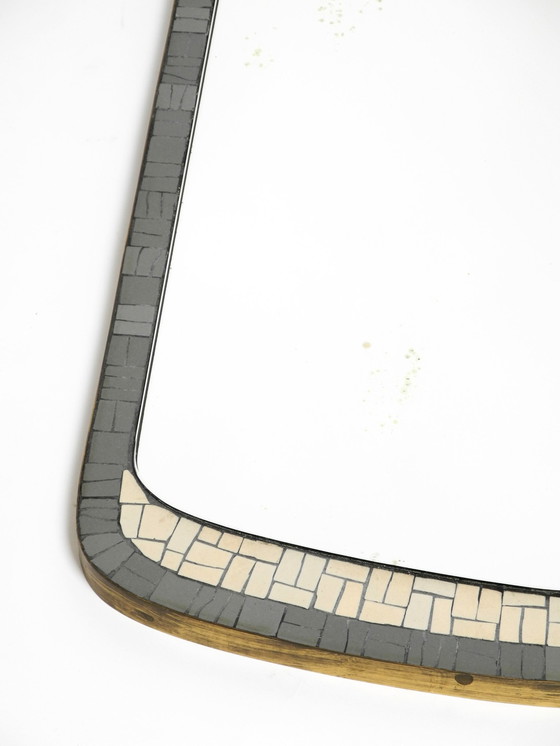 Image 1 of Schöne Mid Century Modern Mosaik Wandspiegel mit schweren Messingrahmen von Münchner Zierspiegel