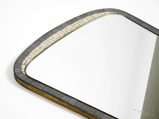 Image 1 of Schöne Mid Century Modern Mosaik Wandspiegel mit schweren Messingrahmen von Münchner Zierspiegel