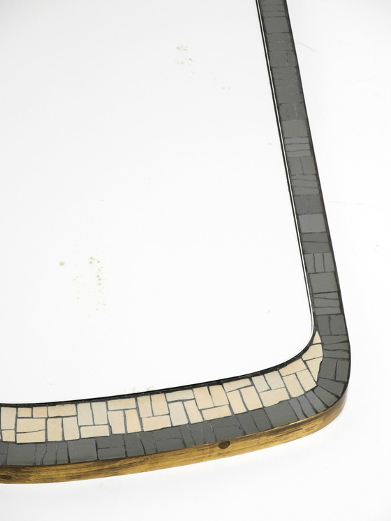 Image 1 of Schöne Mid Century Modern Mosaik Wandspiegel mit schweren Messingrahmen von Münchner Zierspiegel