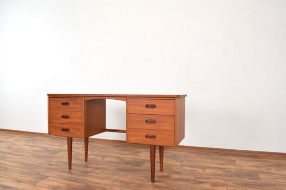 Image 1 of Mid Century Dänischer Teak-Schreibtisch, 1960er Jahre.