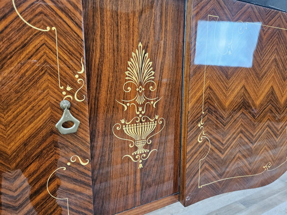 Image 1 of Großes Mid-Century-Sideboard aus Mahagoni und Ahorn mit Buntglas und Griffen aus Messing